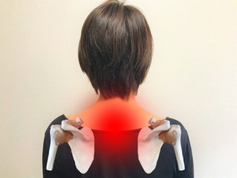 肩甲骨の間の痛み